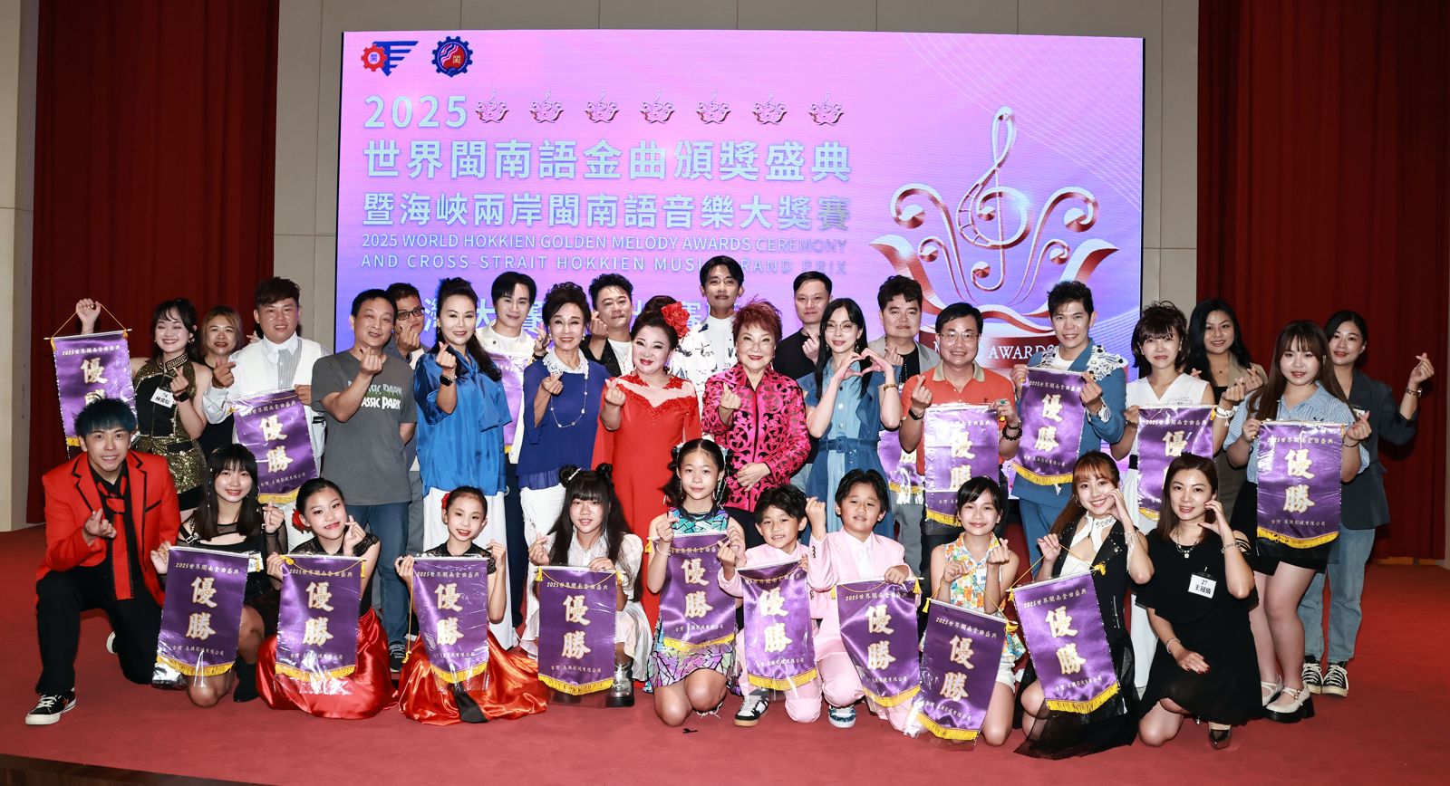 白冰冰賽後與評審、主持人和入圍者合照留念。長興影視提供