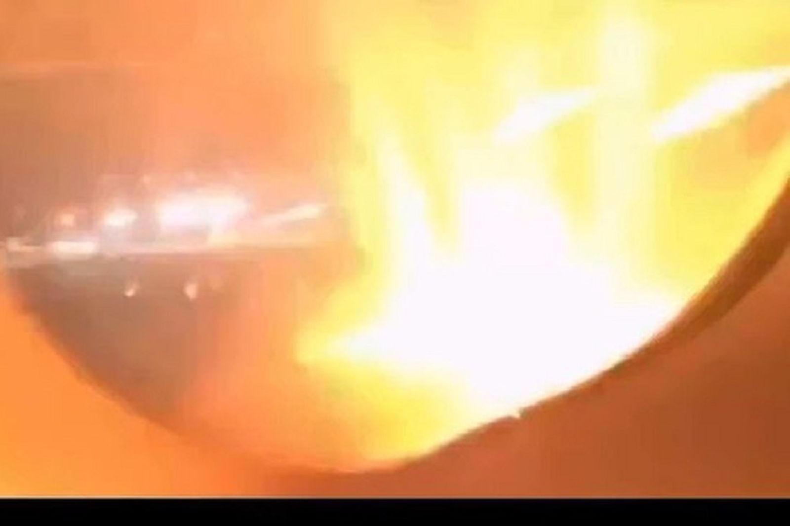 驚悚！飛機起飛後引擎爆炸「火光四射」　乘客嚇死了