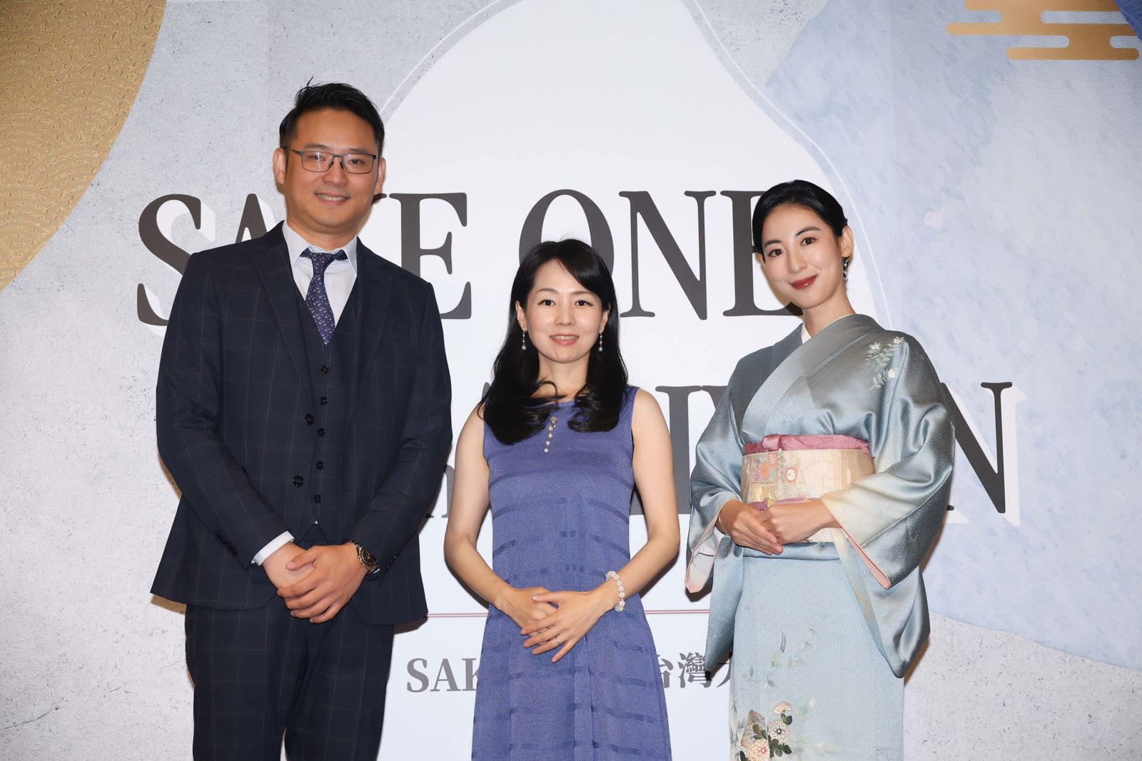 大久保麻梨子(右起)、JSA日本清酒協會理事長近藤淳子小姐、和心清酒教育創辦人林科成出席清酒盛會。