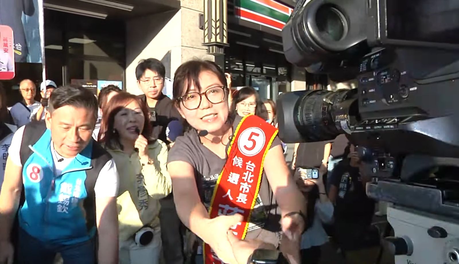 由於今天(30日)上午掃街時有媒體記者遭工作人員推撞,石舫亘下午一一向記者、攝影大哥們握手致意。圖/翻攝自共訊畫面