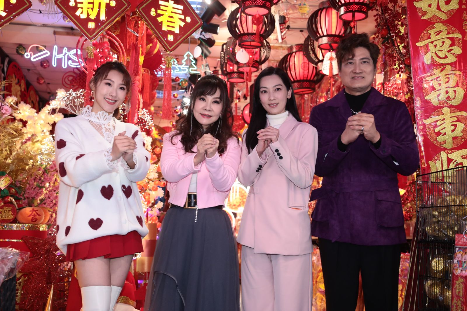 龍千玉3日與同門歌手謝金晶、楊哲、陳淑萍逛春聯大街。林煒凱攝