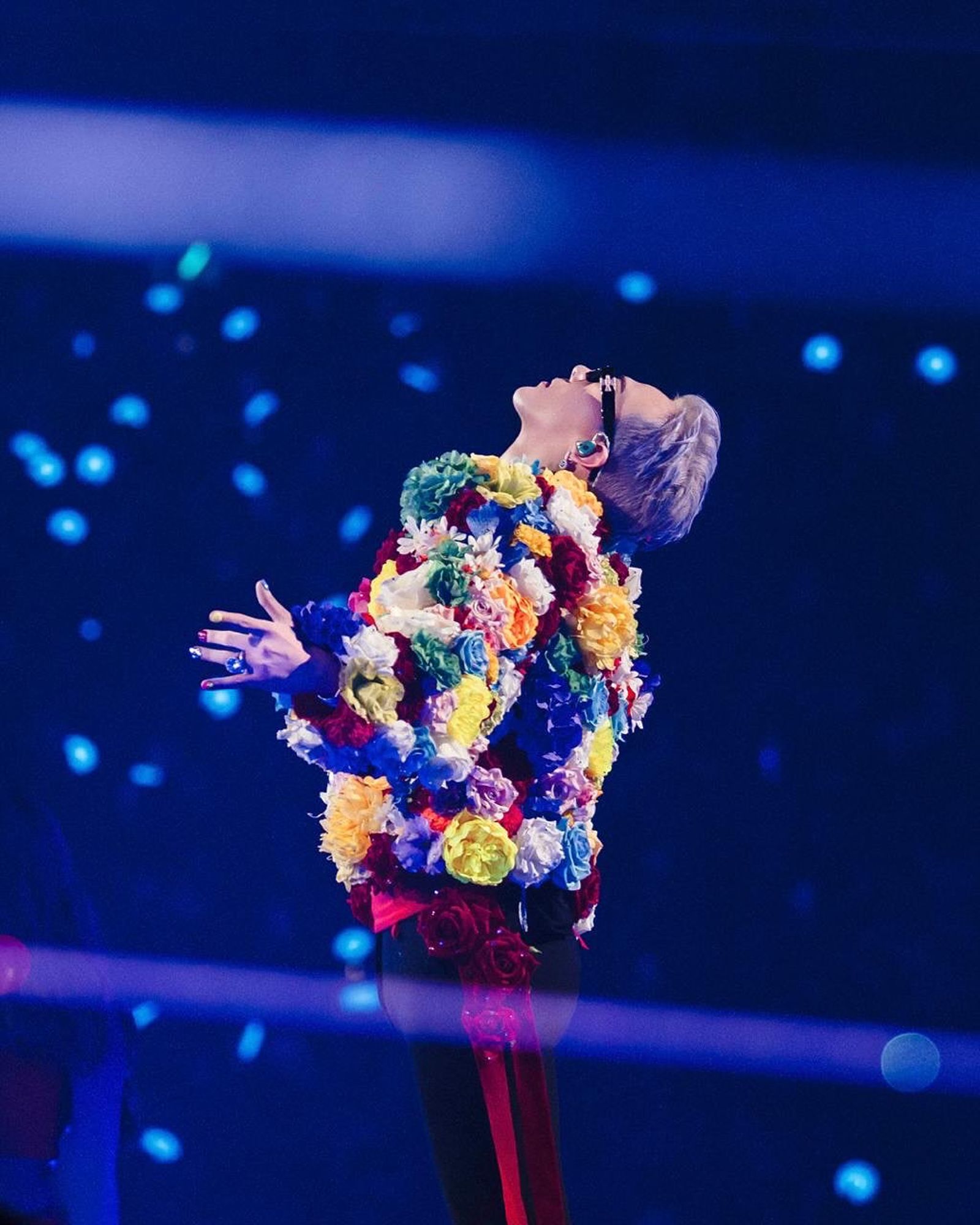 GD日前在台北小巨蛋開唱，還為台灣歌迷換上全新玫瑰戰袍。翻攝IG