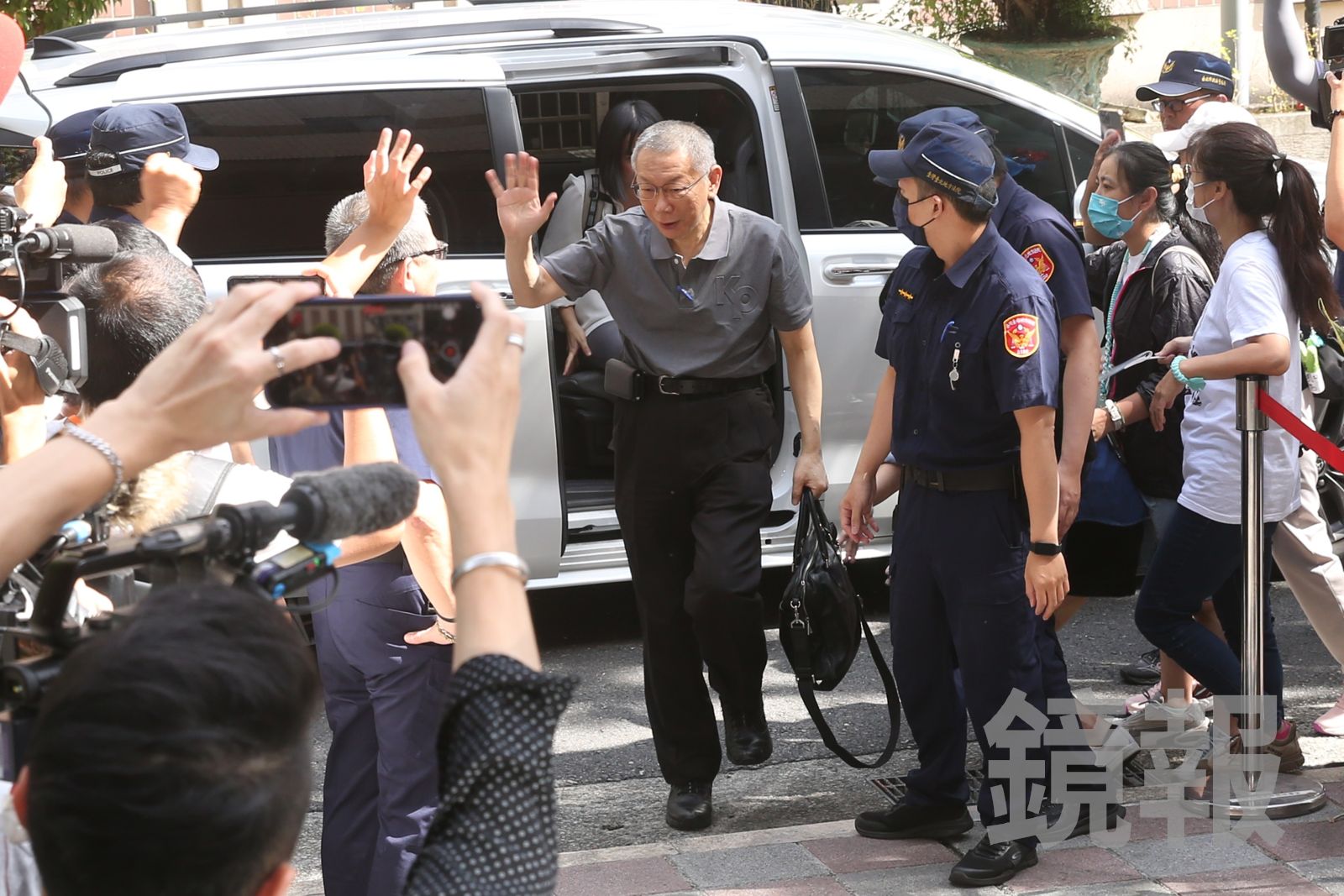 熟悉的高腰褲回來了　柯文哲交保後首度抵北院開庭