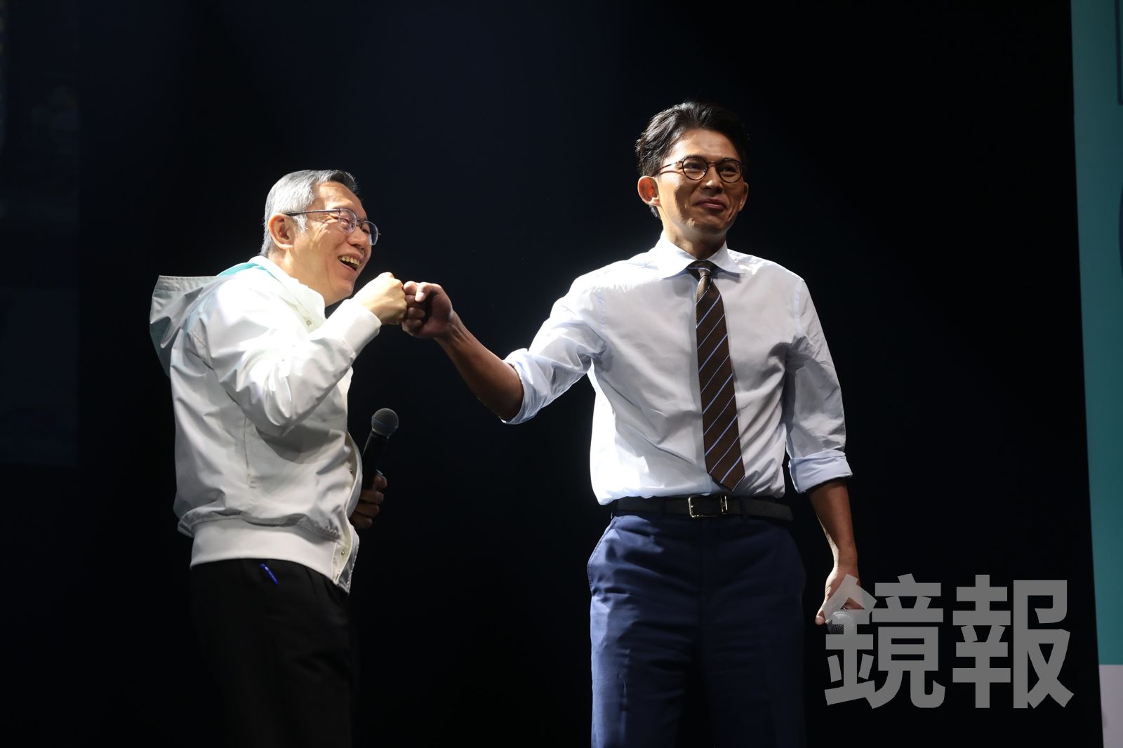 柯文哲驚喜現身與黃國昌同台，2人開心擊拳展現好交情。（圖／林煒凱攝）