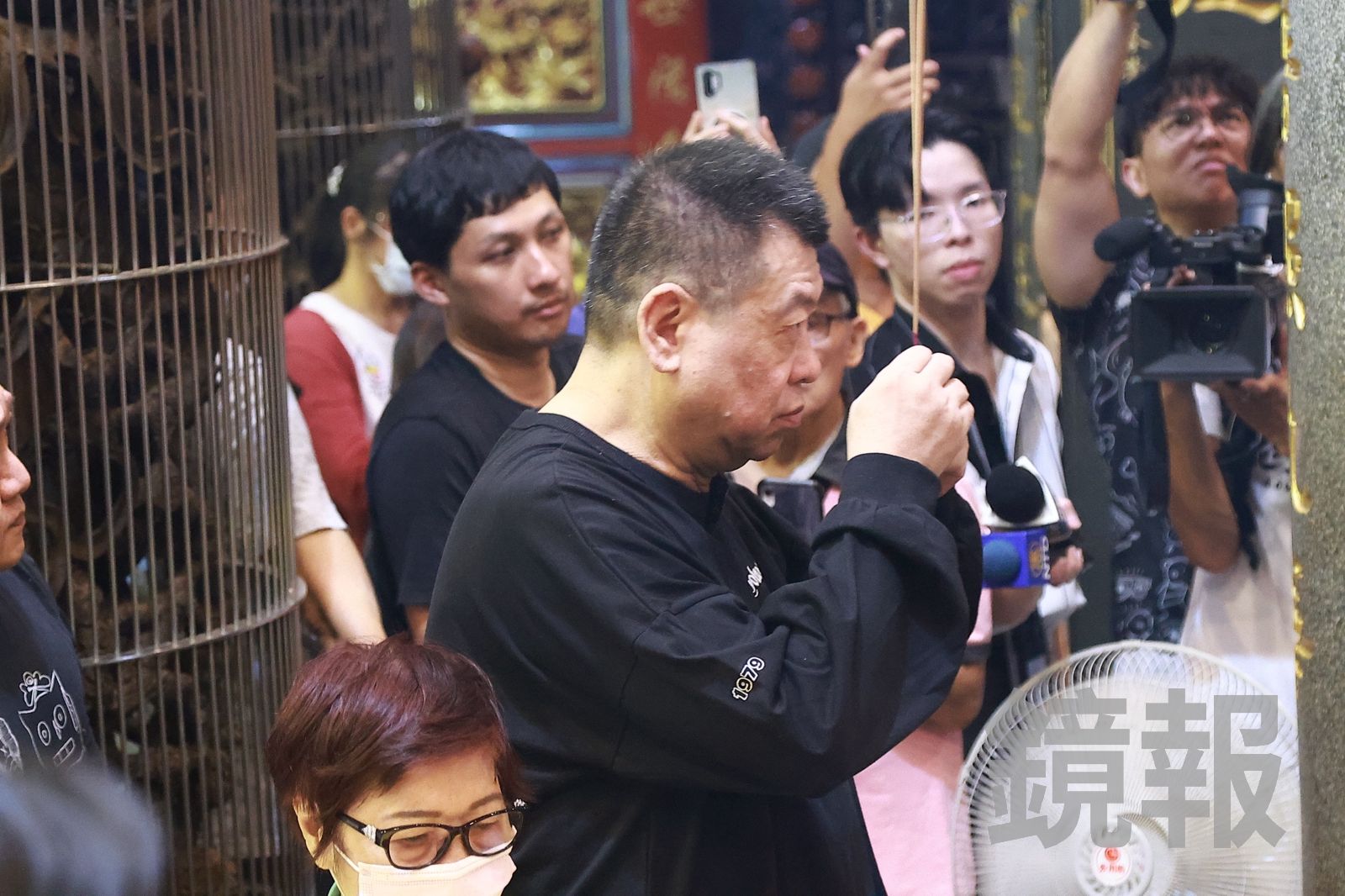 孫德榮誠心舉香拜拜。讀者提供