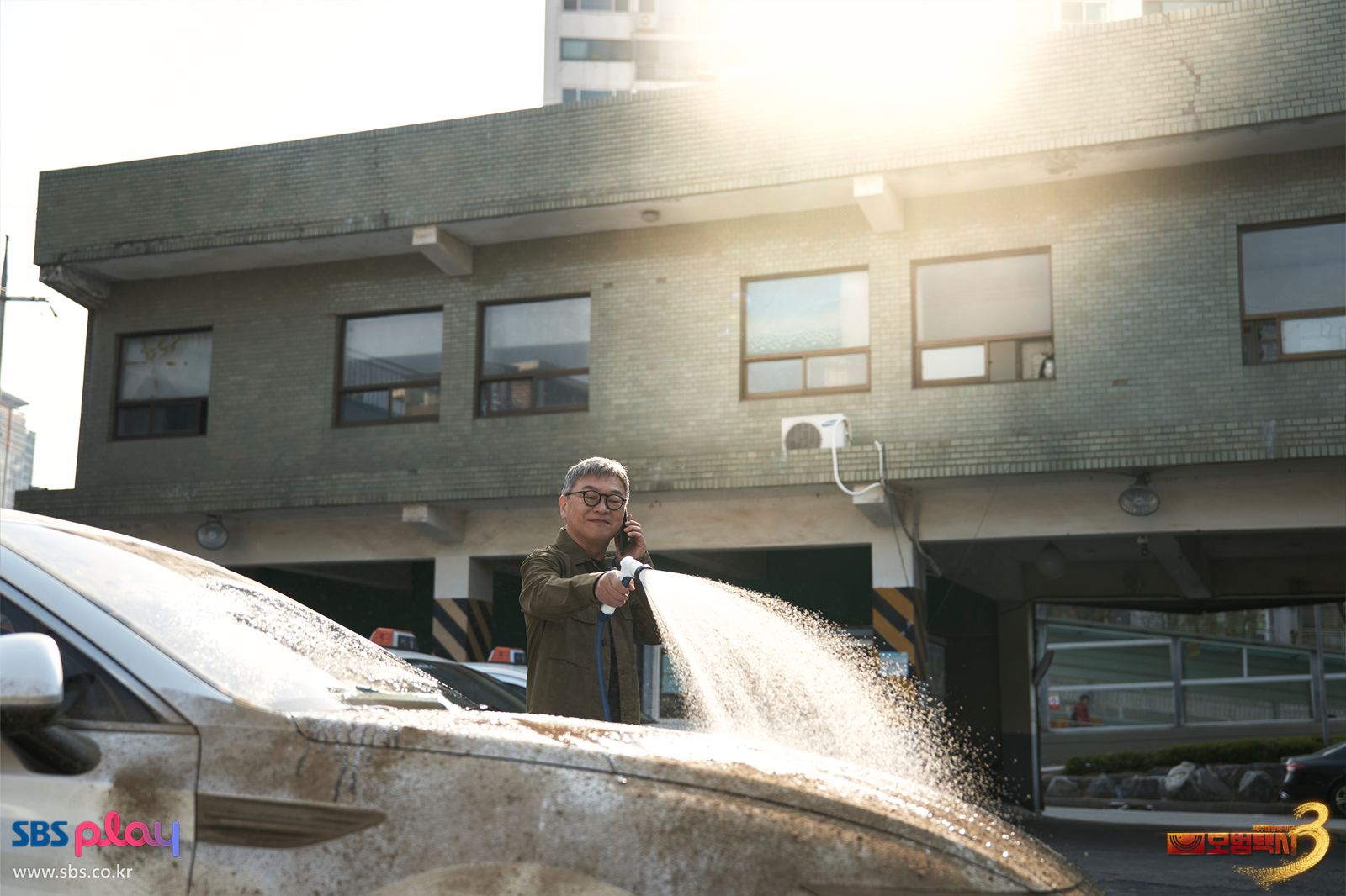 金義聖飾演「彩虹運輸」的代表理事張省哲。翻攝SBS Play