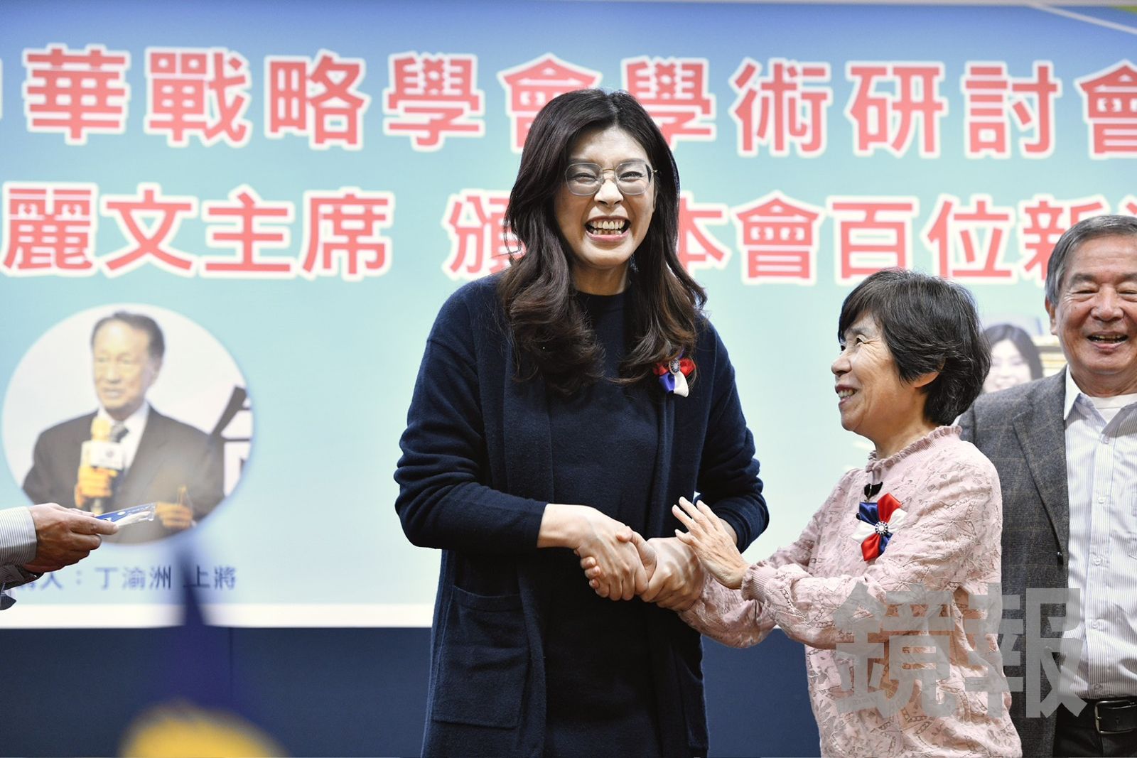 鄭麗文今出席「中華戰略學會丘念台抗日紀念講座—蔣中正日記讀後心得」活動,中華戰略學會送上151人的入黨名冊,鄭麗文也一一頒授黨證。(圖/李智為攝)