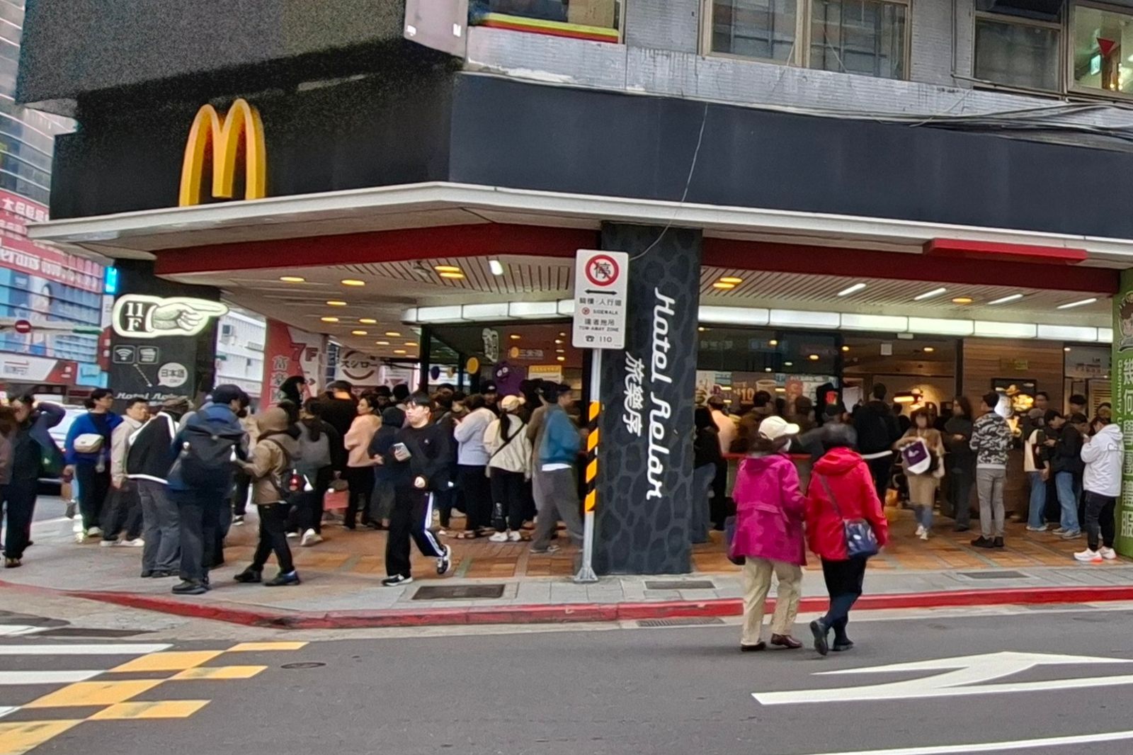 麥當勞奶昔回歸，大批粉絲前往台北館前店排隊搶購。圖／翻攝自Threads@hsin._.0307