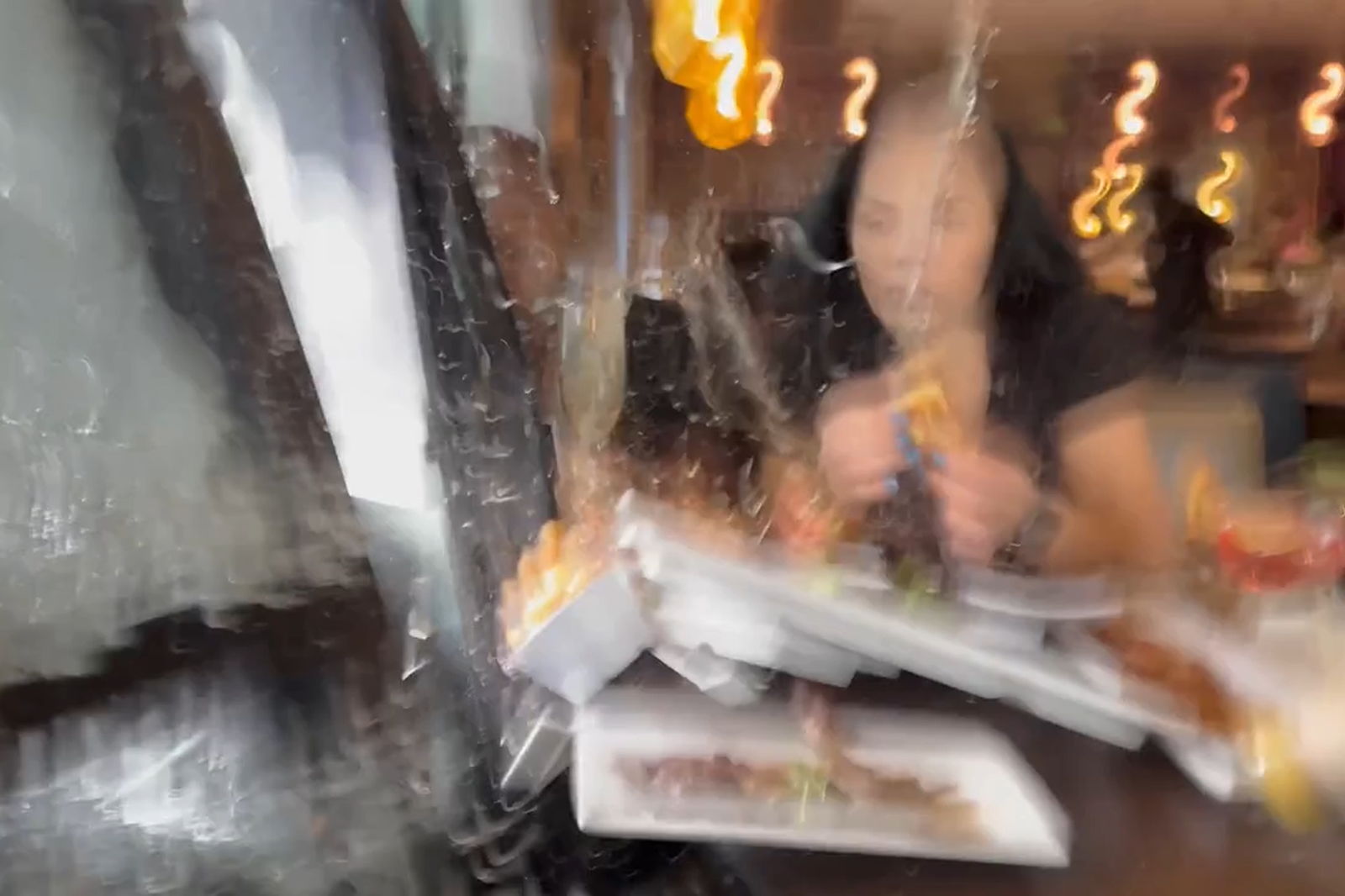 2人用餐一半遭休旅車衝撞。圖／翻攝自IG＠NINAUNRATED