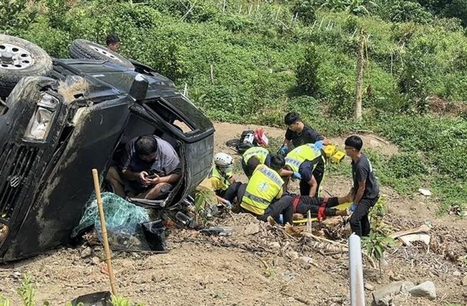 貨車疑不明原因暴衝 台東46歲父陪子回診返家 車墜3公尺邊坡 父拋飛慘死
