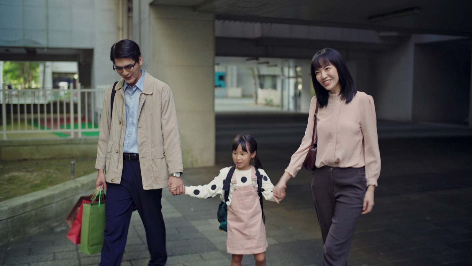 涂善存（左）在《我們六個》中飾演大哥林作賢。中為飾演幼年林薇的小演員，右為焦曼婷。大愛電視提供