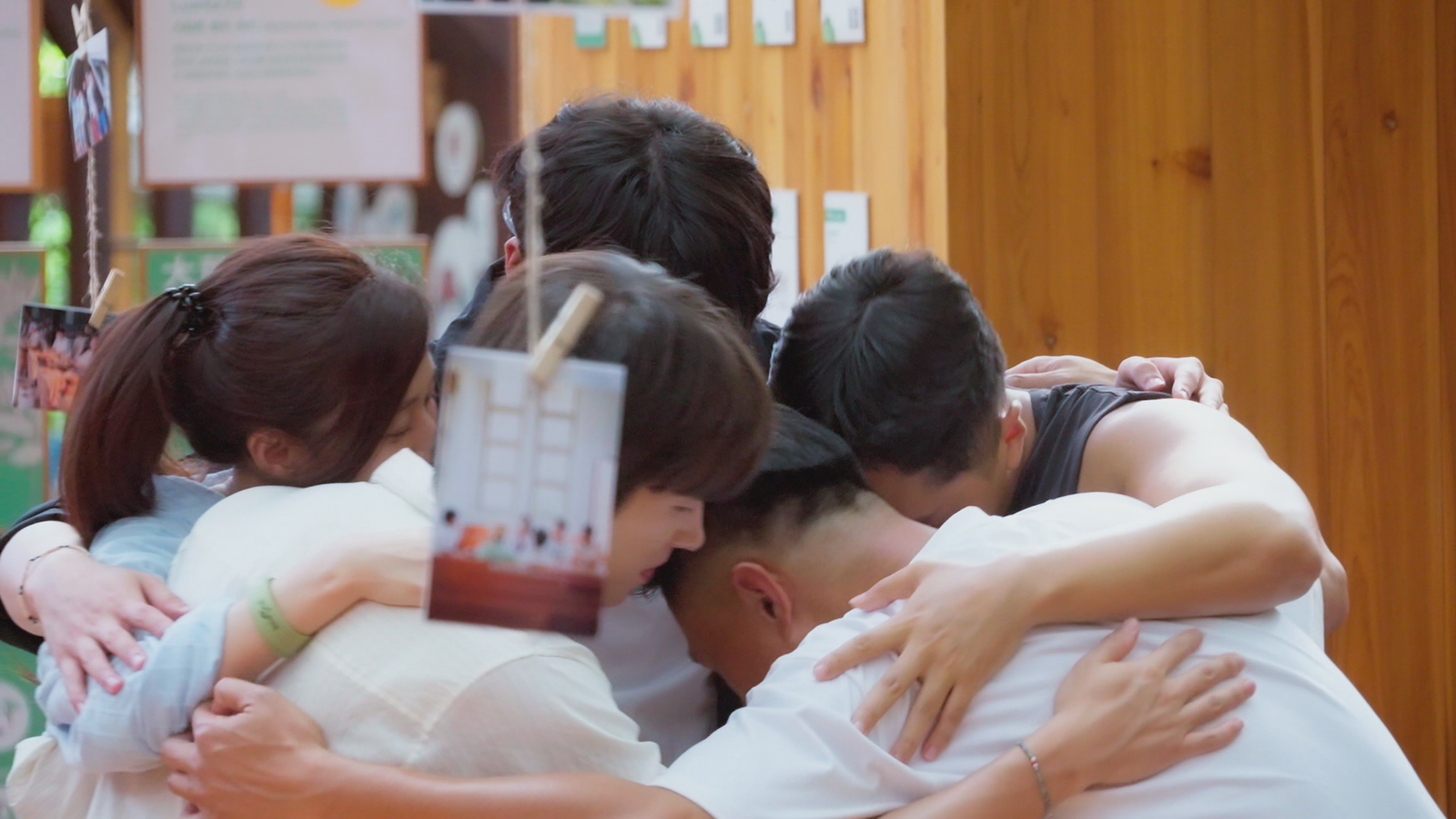 《細細山路私密達》最終回成員們擁抱在一起不捨離別。客台提供