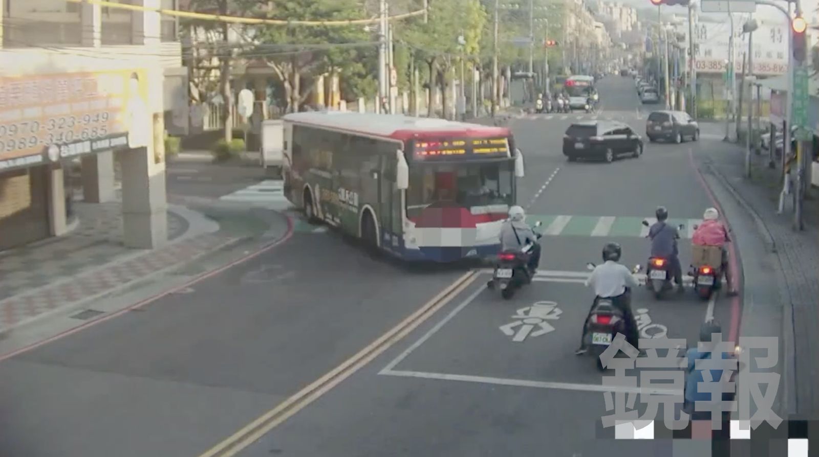 影/公車車頭迎面而來 機車騎士等紅燈嚇出人生跑馬燈