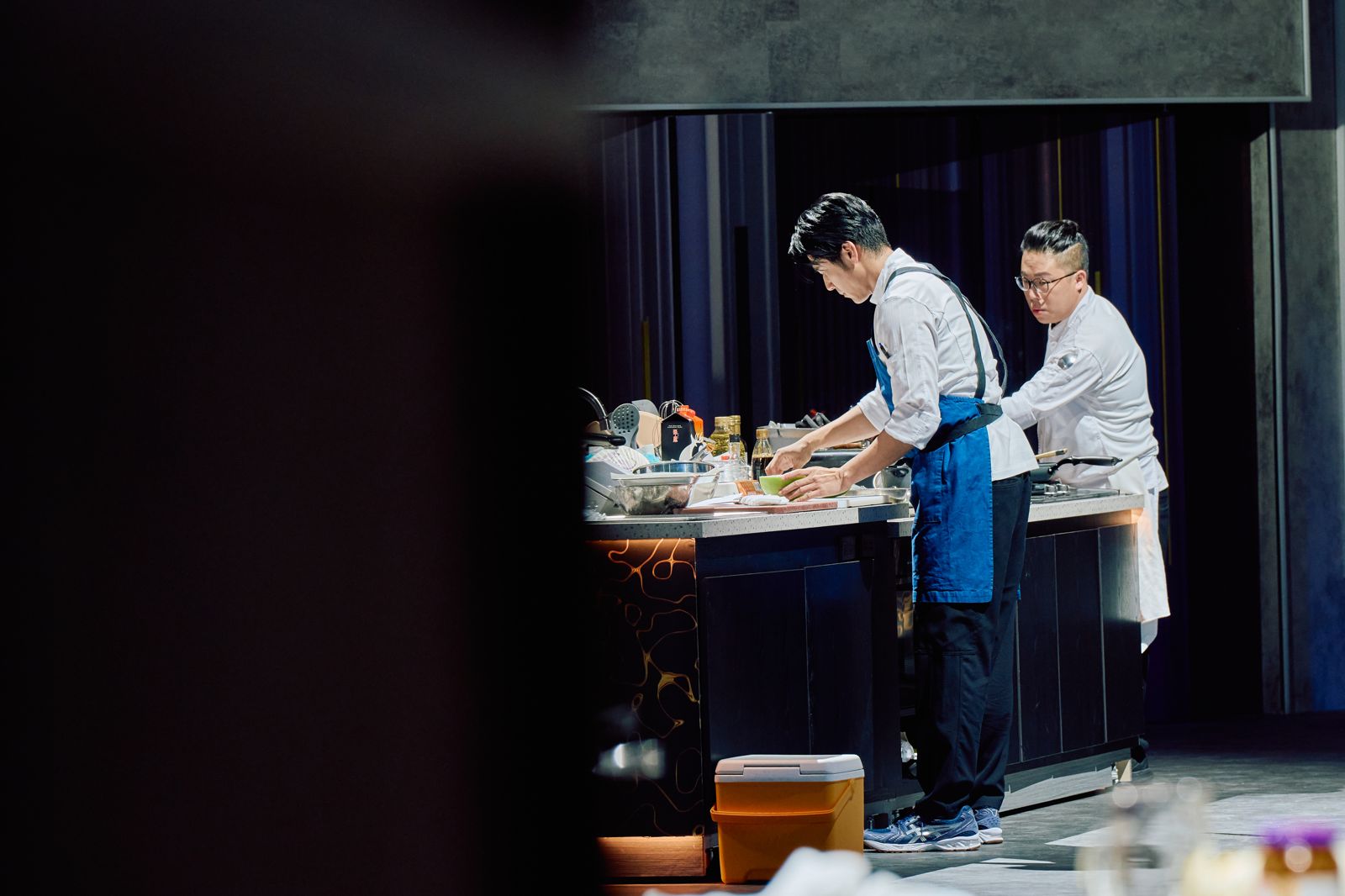 廚助胡宇威(左)在切菜過程不慎劃傷手指。華視提供