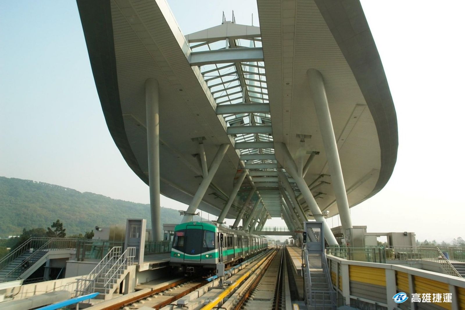 高捷驚傳落軌!18歲女「遺體卡車底」 警消趕抵已無力回天