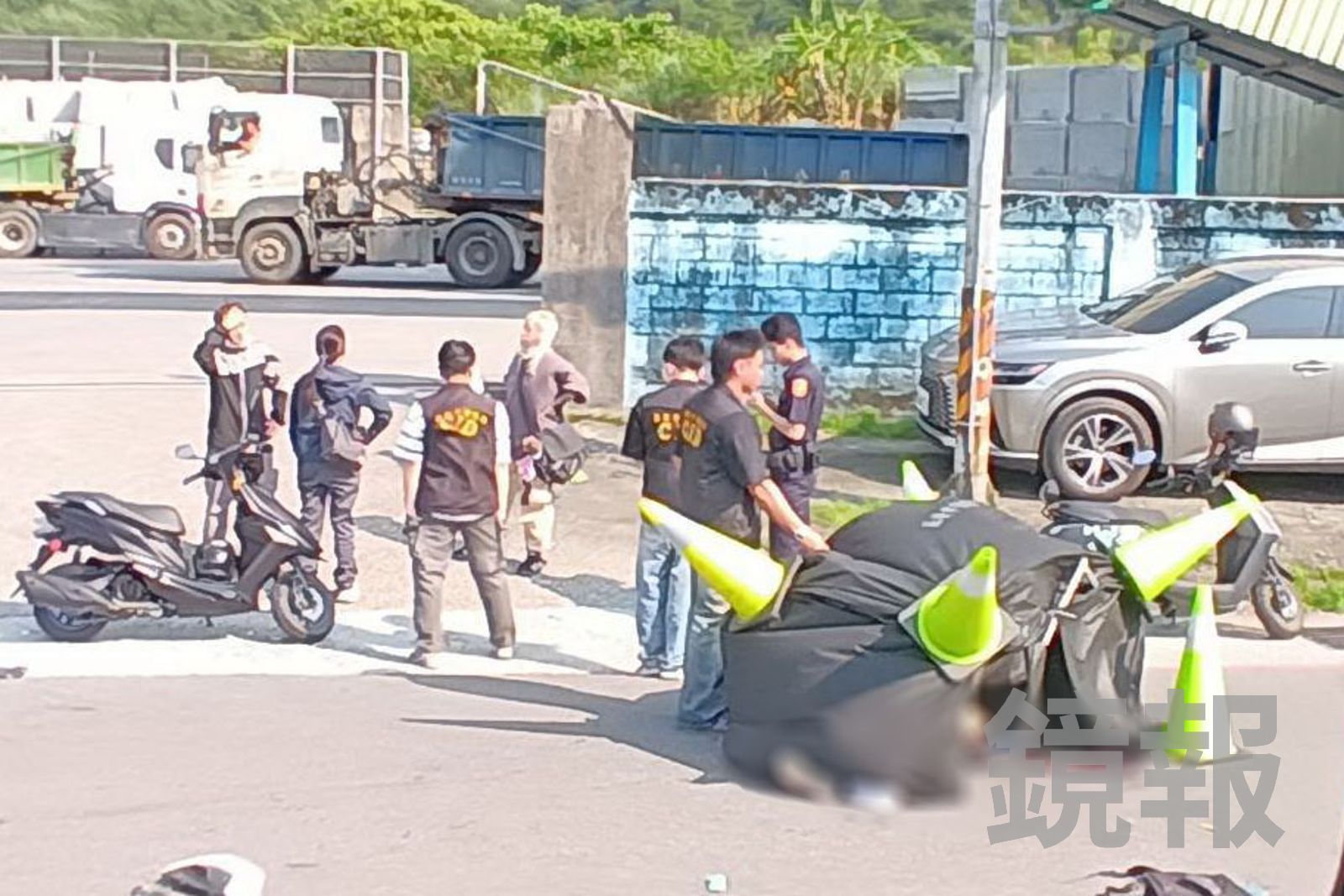 機車騎士當場死亡，現場滿地碎片油漬，警方架設帳篷覆蓋遺體，由鑑識小組進行調查採證。民眾提供