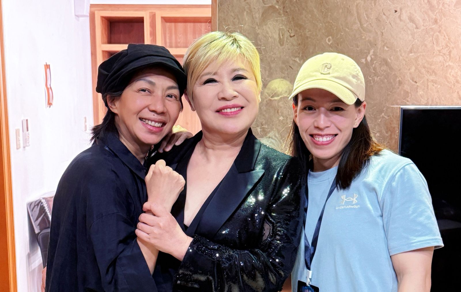 黃小琥5日在高流開唱，好友萬芳及郭婞淳到場欣賞。大大娛樂提供