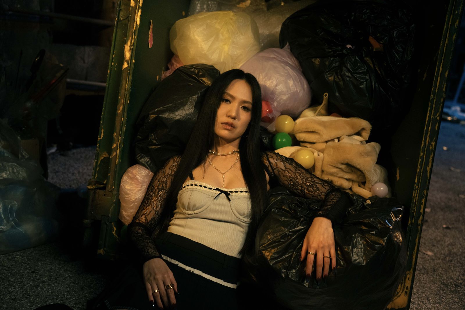 金曲歌后怎麼了！甩男人巴掌還躺垃圾筒　孫盛希「腳麻」模樣全被拍