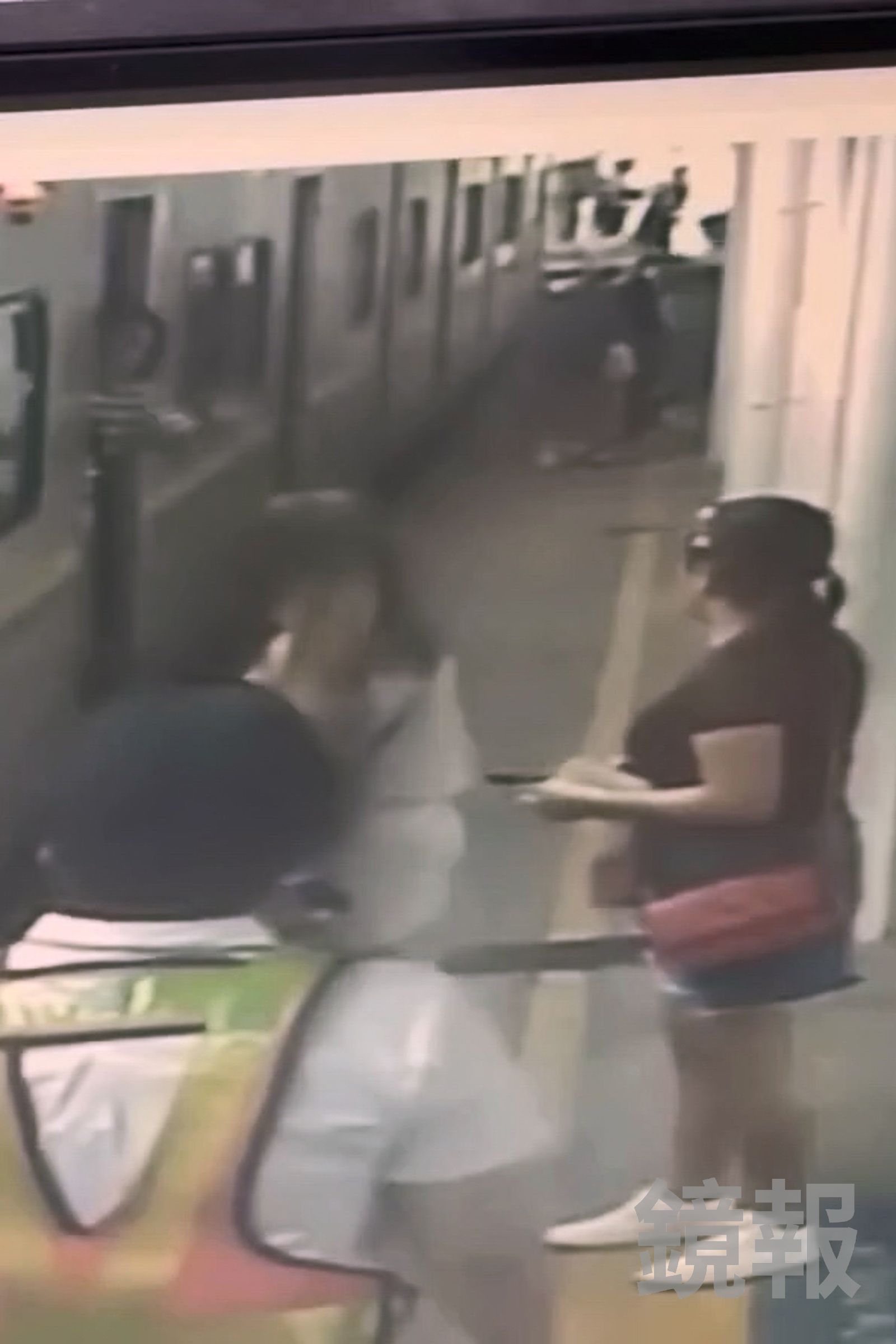 台鐵林姓員工持渡板猛撞列車車窗，嚇壞不少乘客。畫面翻攝fb 三鐵情報社：事故通報與鐵道事件分享