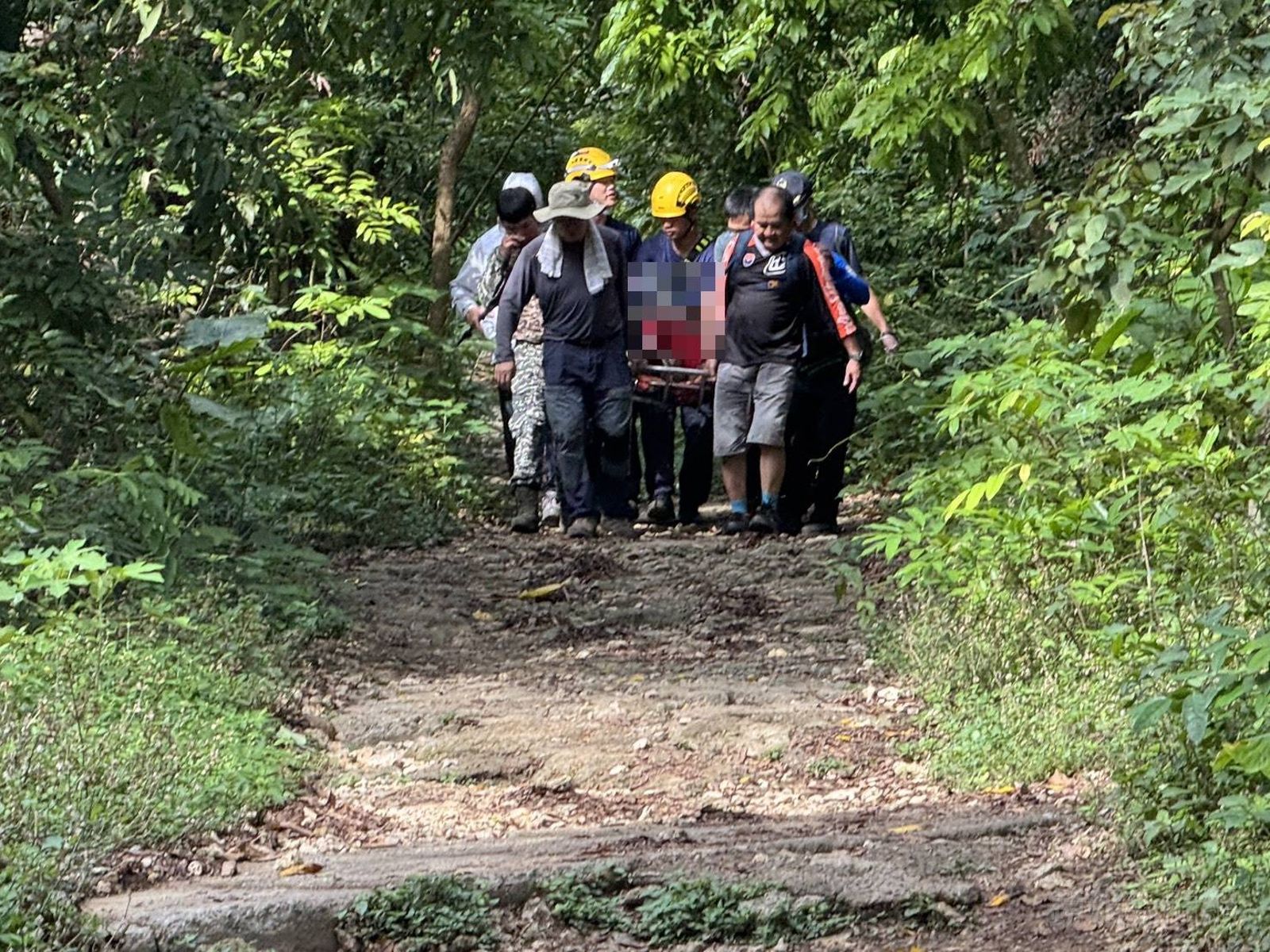 高雄柴山單車騎士不明原因倒地　警民接力CPR搶救仍不治。民眾提供
