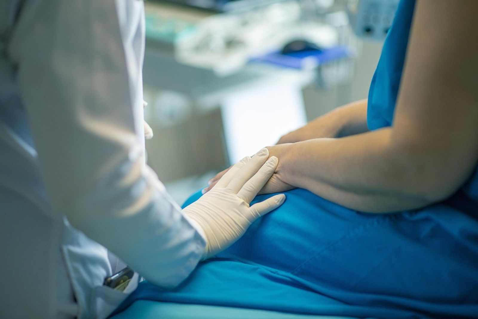 女兒戀愛激戰遭抓包!竟被暴怒親媽帶到婦產科「驗處女膜」…醫師一句話讓她傻眼