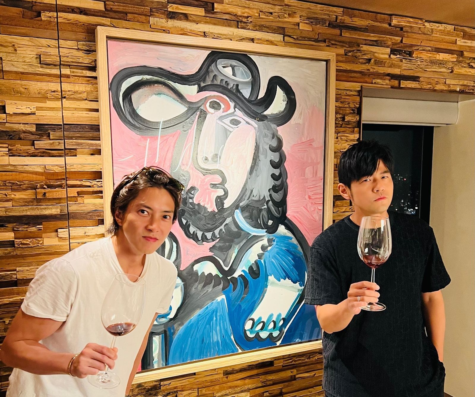 周杰倫與山下智久也曾在畢卡索畫作前合影。翻攝周杰倫IG