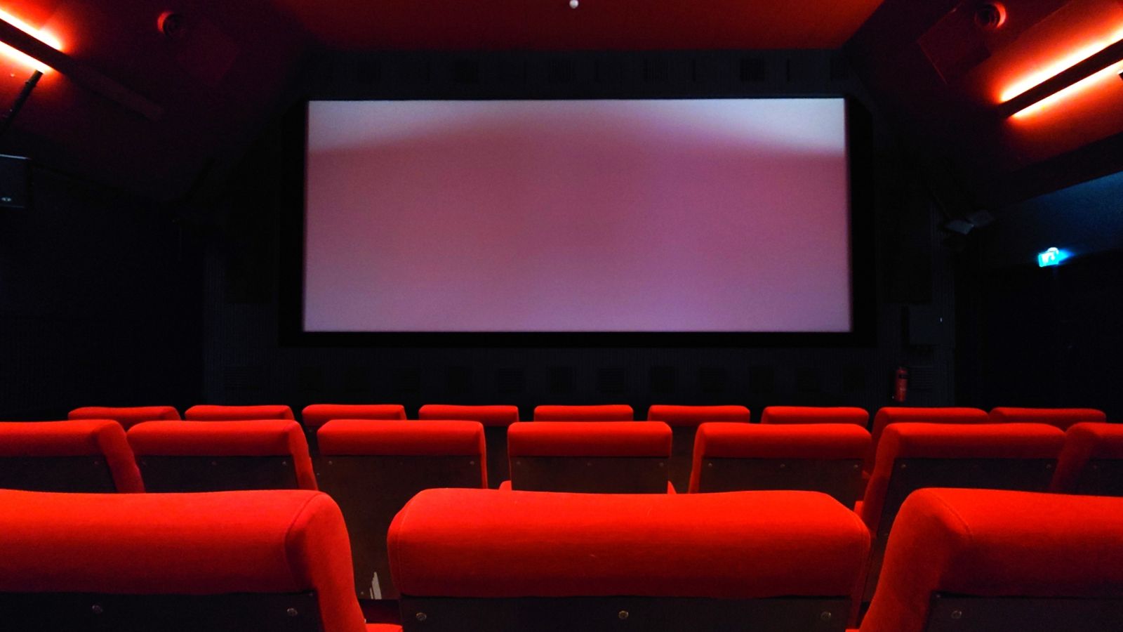 抓包尪帶嫩妹看電影「摸腰揉臀」爽幽會！他扯：那是還錢過程　人妻提告卻因1關鍵敗訴