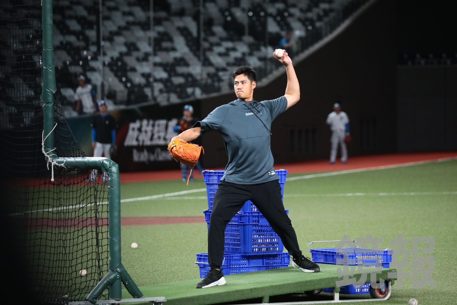 傳奇投手餵球！ Fairchild打擊練習對決殷仔　陳偉殷認證：擊球穩定性很棒