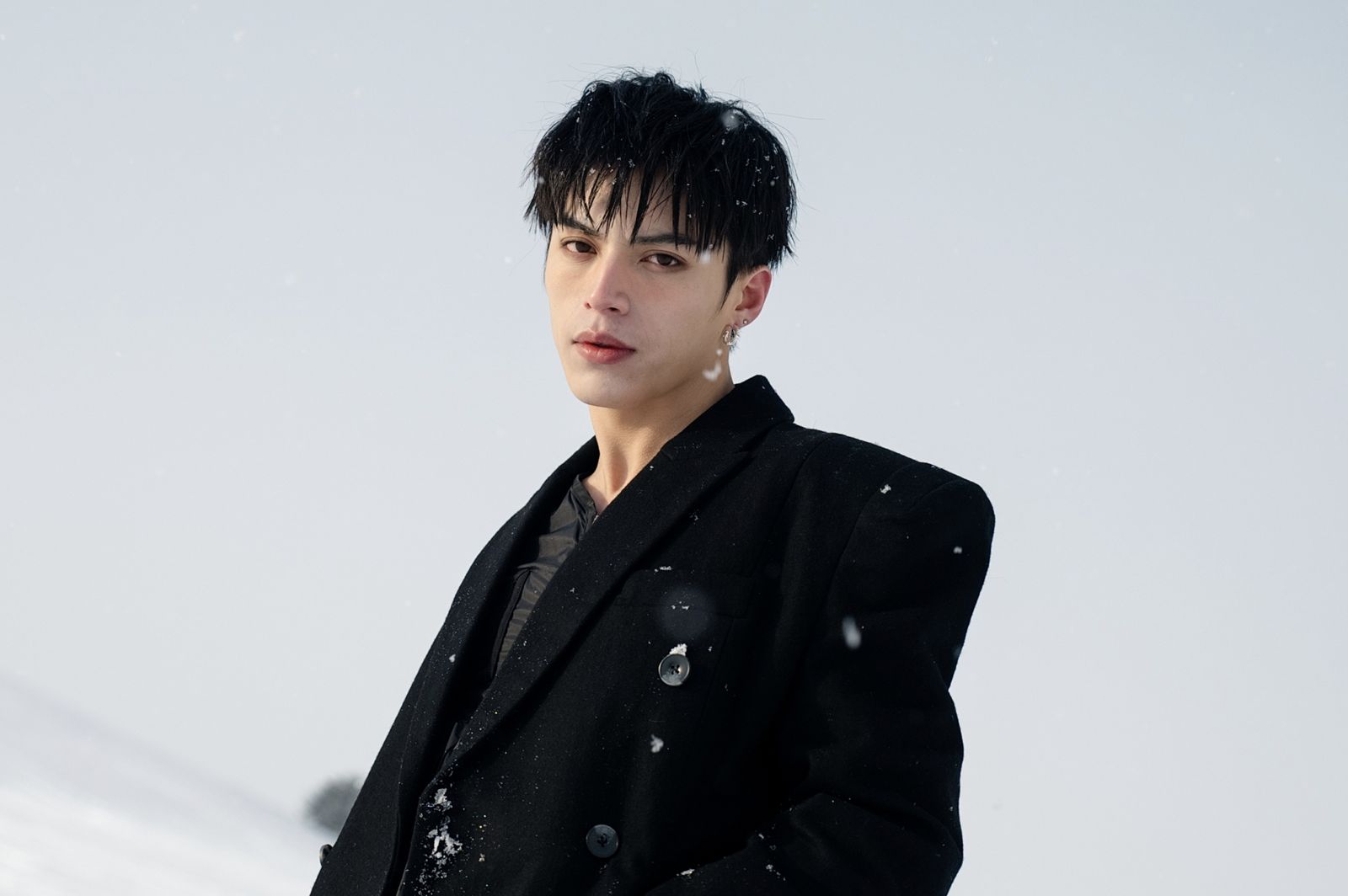 Ozone李哲言「拍到病倒」!躺雪堆裡突發燒 誤以為暖氣開太強