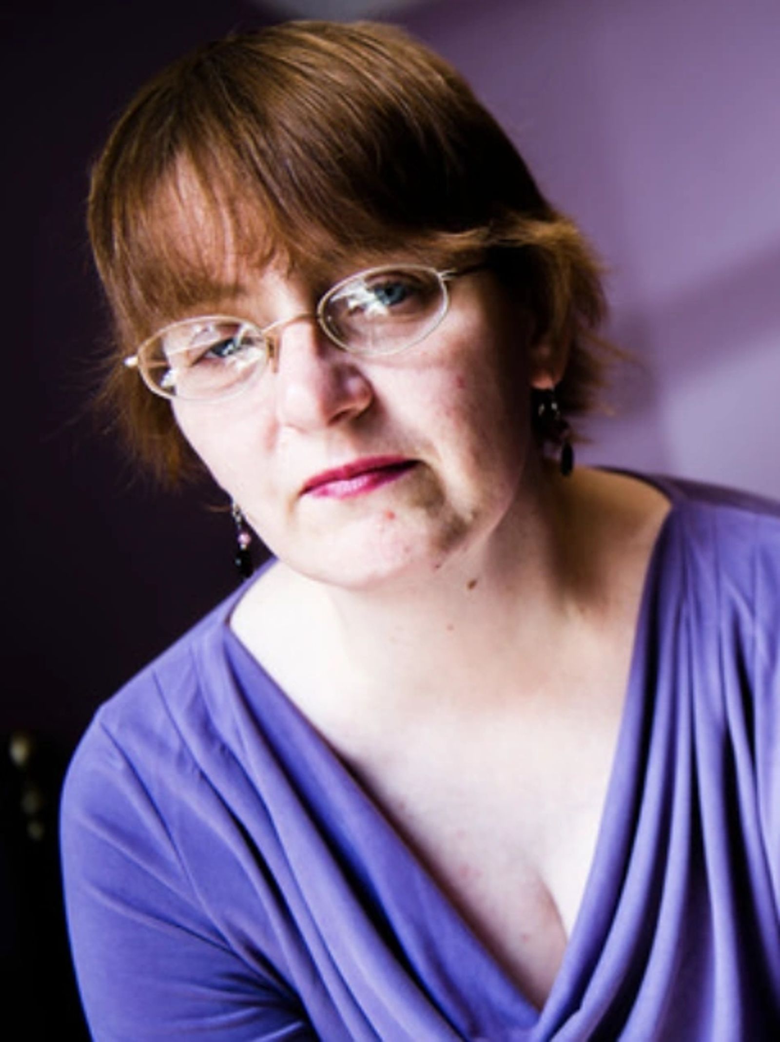 《狼血少年》編劇黛比穆恩(Debbie Moon)談及《狼血少年》靈感源自書店裡一本關於「狼」與「血」的書。小公視提供