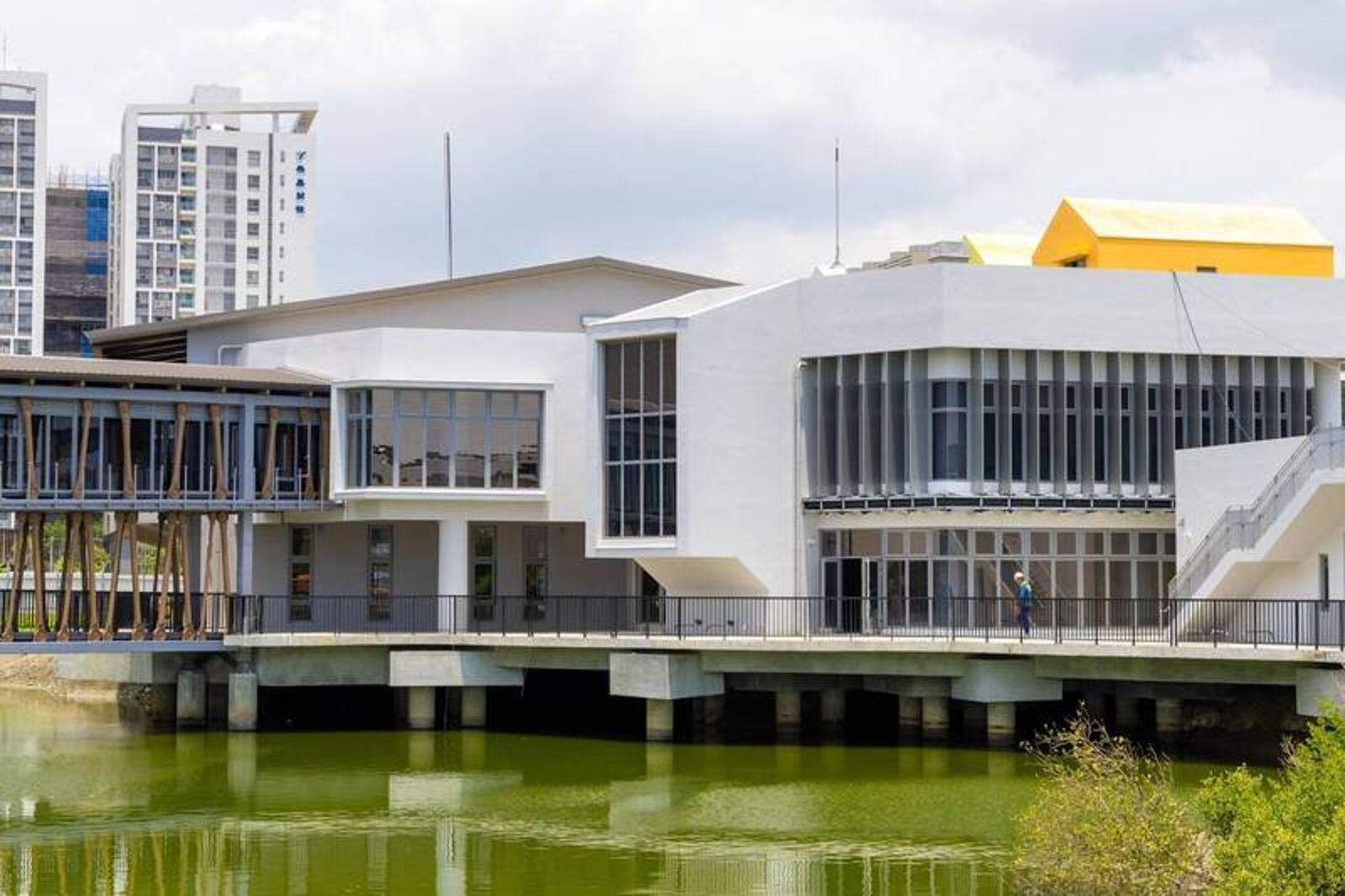 「安南區全民運動館ROT案」招商時,競標業者陳姓男子擔心昔日老師陳良乾考量師生關係「避嫌」,竟將30萬元現金藏入茶葉禮盒送至局長辦公室行賄。圖為安南區全民運動館。市府提供