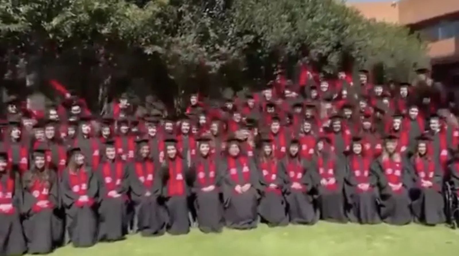 恐怖畢典!拍照時一半同學瞬間「被消失」 站台大塌陷