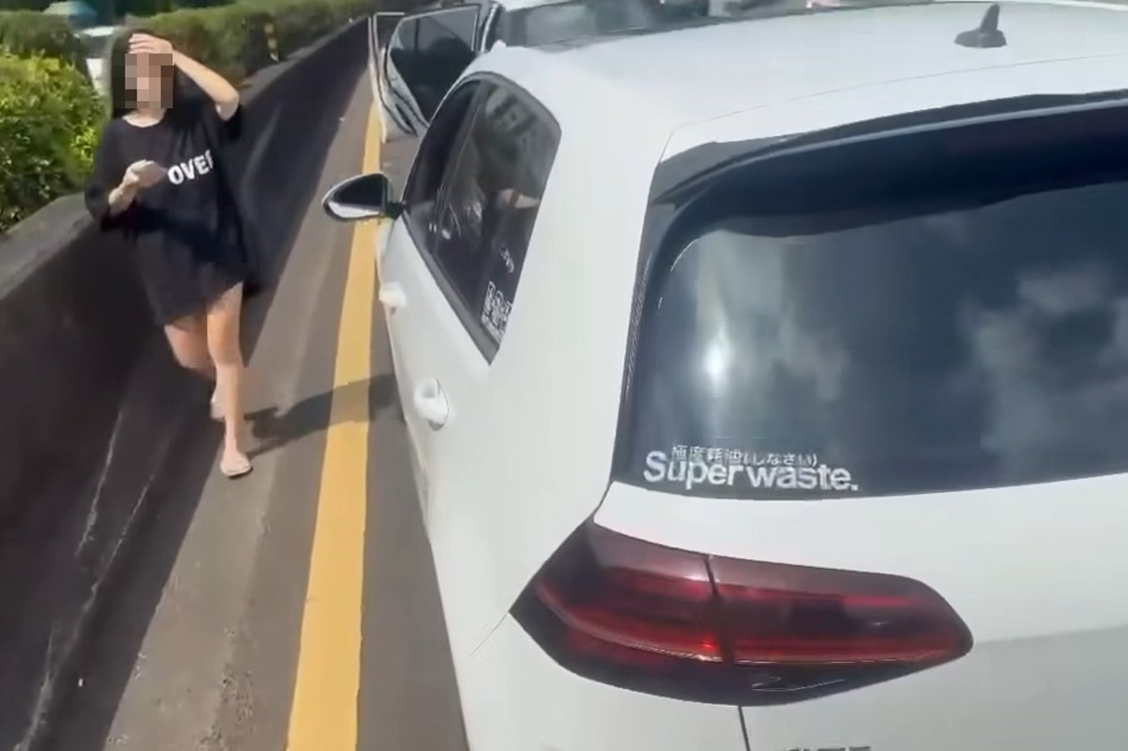 國道正妹肇事後下車狂道歉，鞠躬影片網友歪樓表示超有誠意。圖／翻攝自重機車友 ❘ 各區路況天氣、資訊分享中心臉書社團