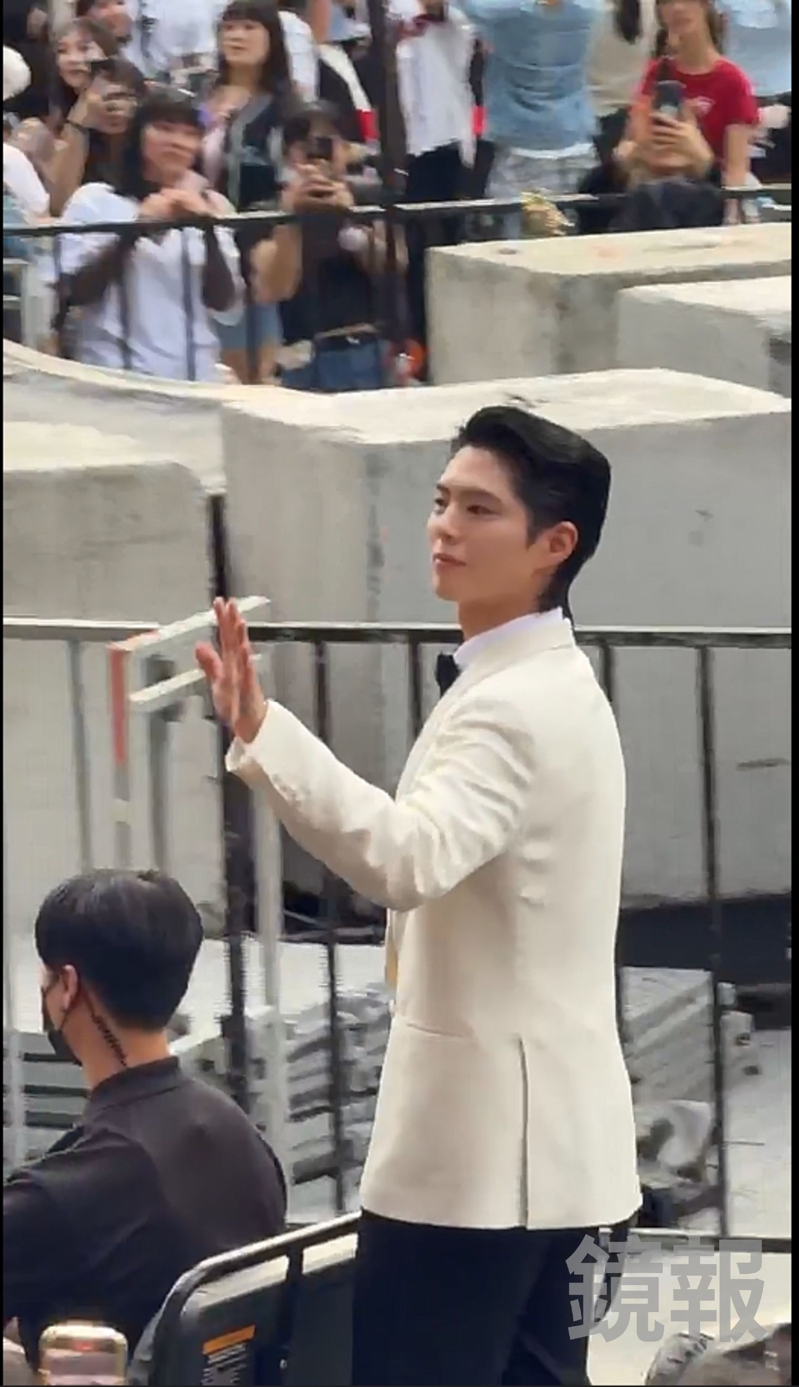 朴寶劍看到遠方的粉絲特意站起來揮手寵粉。讀者提供