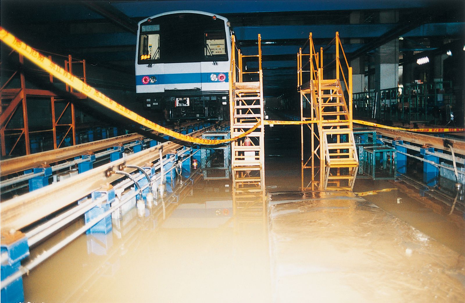 納莉颱風當時帶來破紀錄豪雨，在台灣上空滯留超過48小時，導致台北多處嚴重淹水。圖／翻攝自北捷臉書粉專
