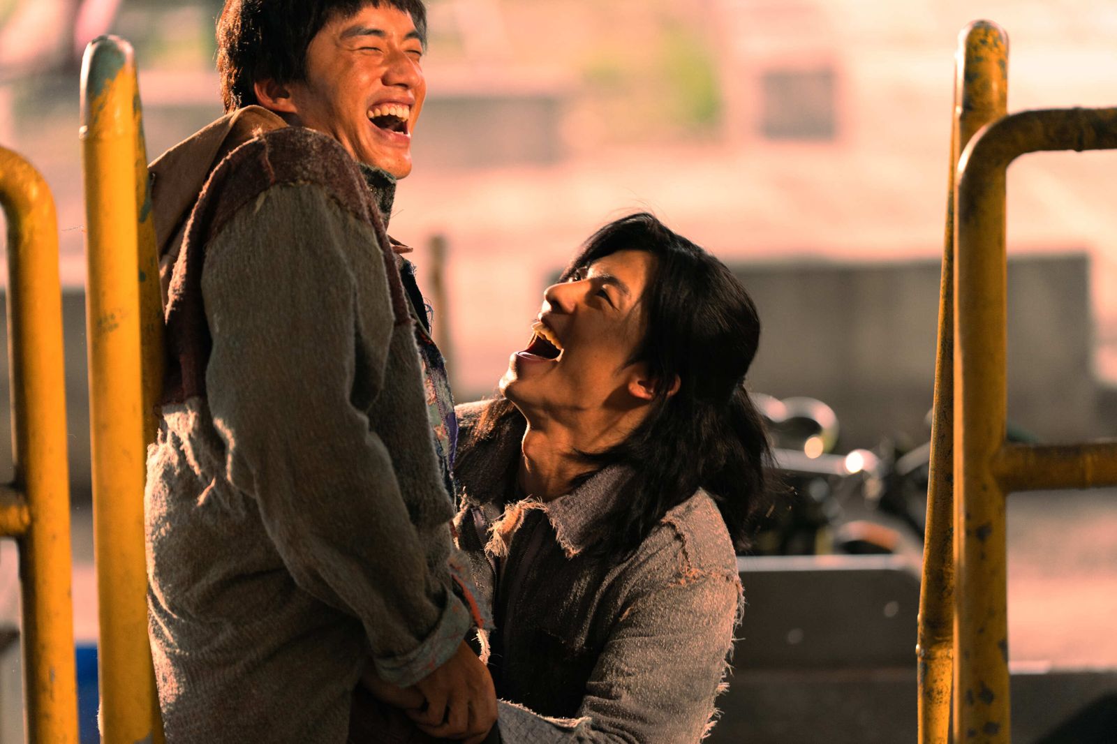 許光漢（右）與陳澤耀在《他年她日》中兄弟感情深厚相依為命。甲上娛樂提供