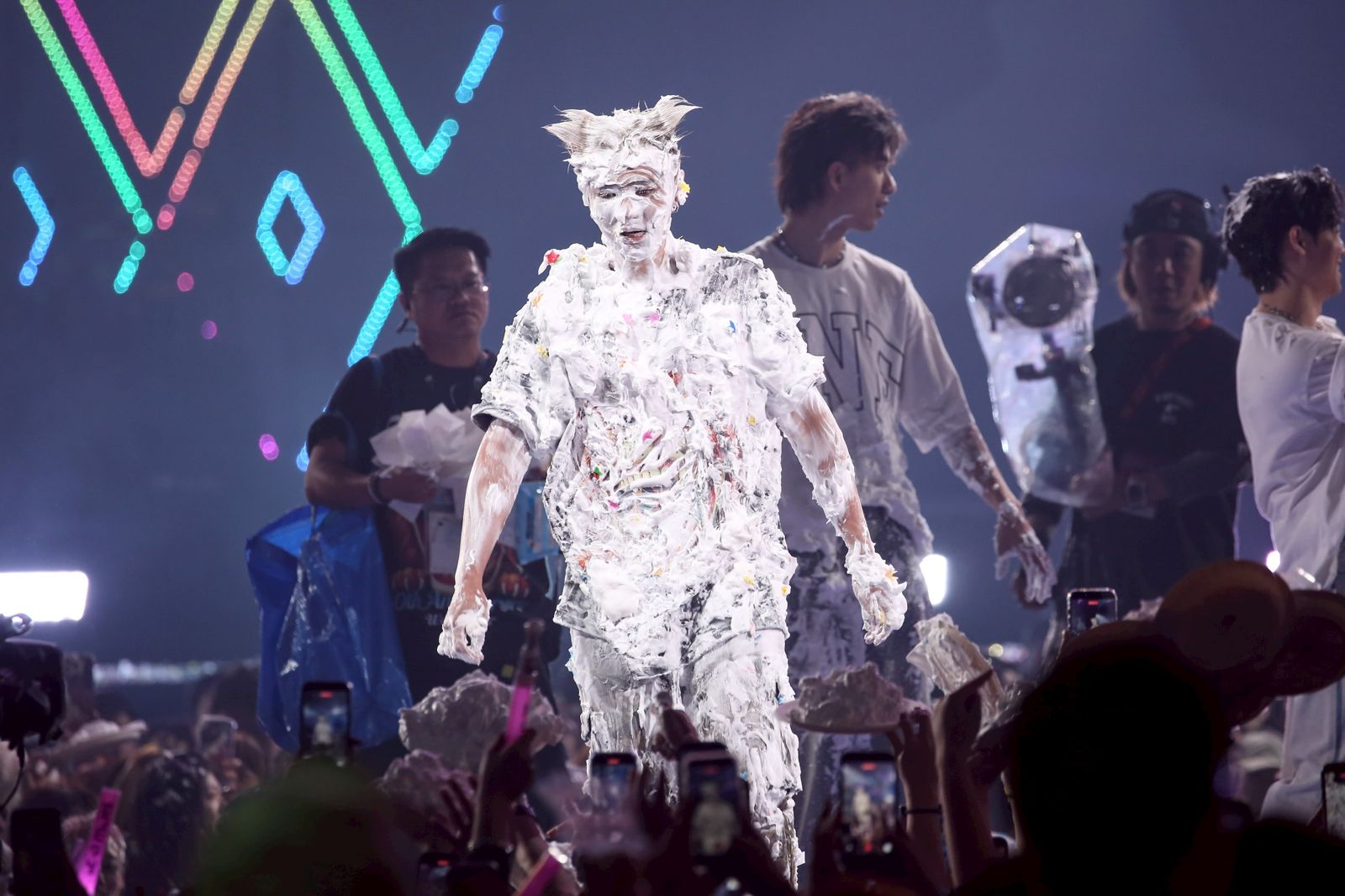 小豬被砸到全身都是泡沬。李鍾泉攝