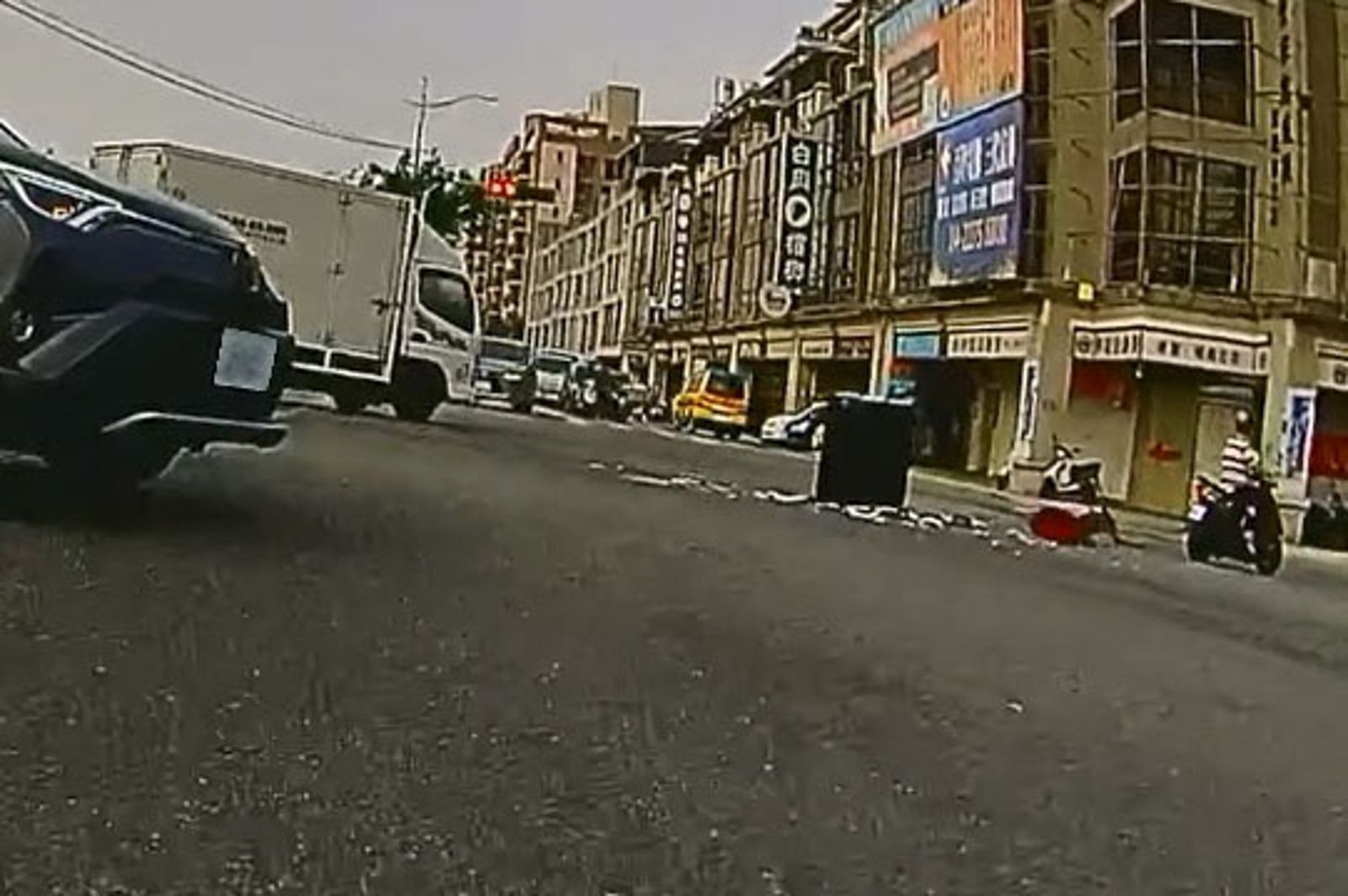 機車附載物品沒有綑綁固定,陶瓷圓盤摔碎一地。畫面翻攝threads lo_sally0409