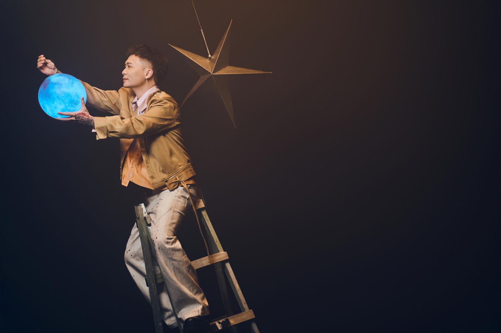 蕭秉治懼高仍挑戰！「爬梯子30次爬到腳發抖」營造夢幻氛圍