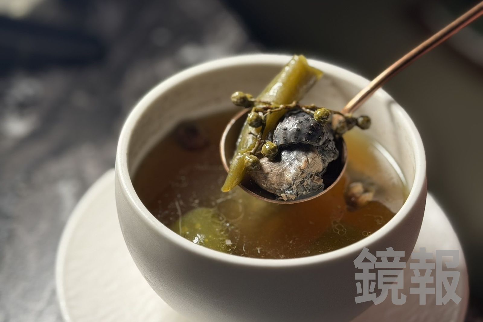 「剝皮椒烏雞煲湯」湯汁辛辣，烏骨雞肉相當軟嫩香甜。（220元／份）