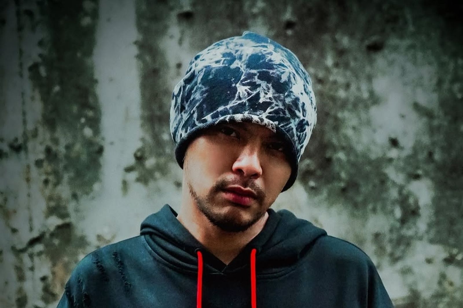 黃明志確定遭警方申請二度延扣　律師今早冒雨趕抵警局