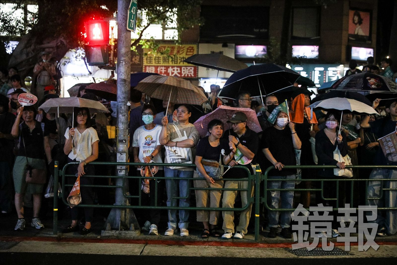 師大路兩側也有支持者隔著街道等候沈伯洋。攝影鄒保祥