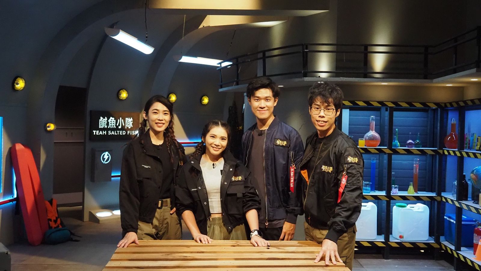 兒少科普實境節目《鹹魚小隊》主持人「胡子Huzi」黃柏涵（右1）和「三條魚」詹喬愉（左2）將在週末歡樂舞台與大家見面。公視提供