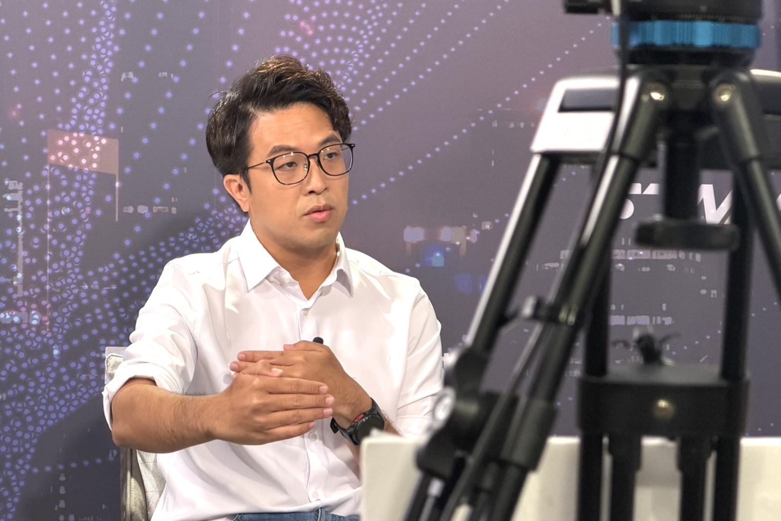 民進黨台北市長參選人沈伯洋接受資深媒體人王淺秋專訪,兩人為政院不副署等議題展開激烈舌戰。圖/鋒燦傳媒提供
