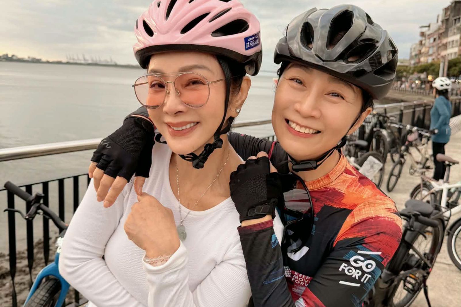 陳美鳳、方文琳一起騎腳踏車。圖/翻攝自方文琳臉書_2026-10-10.jpg