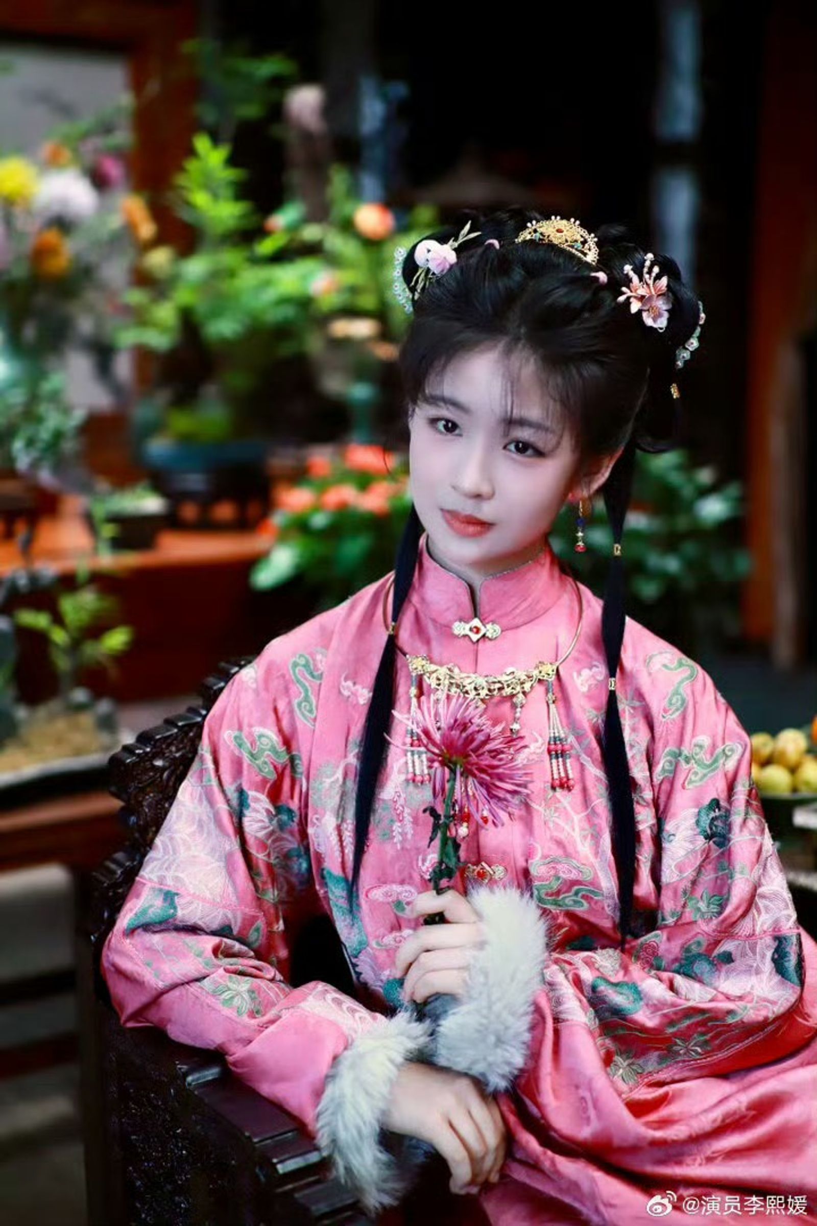 飾演「沈嘉蘭」一角的青年時期演員李熙媛也長得更像楊紫。圖/翻攝自微博