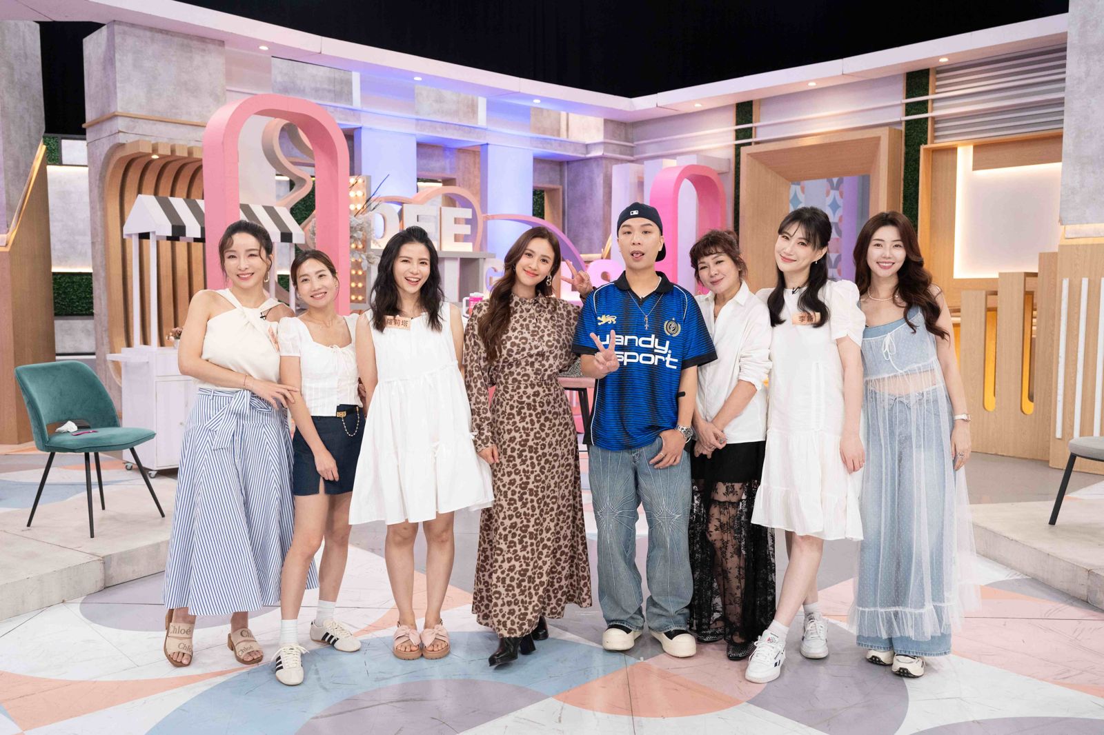 李新(右二)嫌兒考前十名孩不夠?Sandy(左四)神捕刀「要不要看看鹿希派的成績!」笑翻全場。東森提供