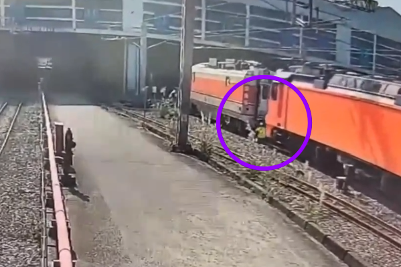 台鐵七堵機務段4日下午2點多發生列車夾傷事件。圖／翻攝畫面