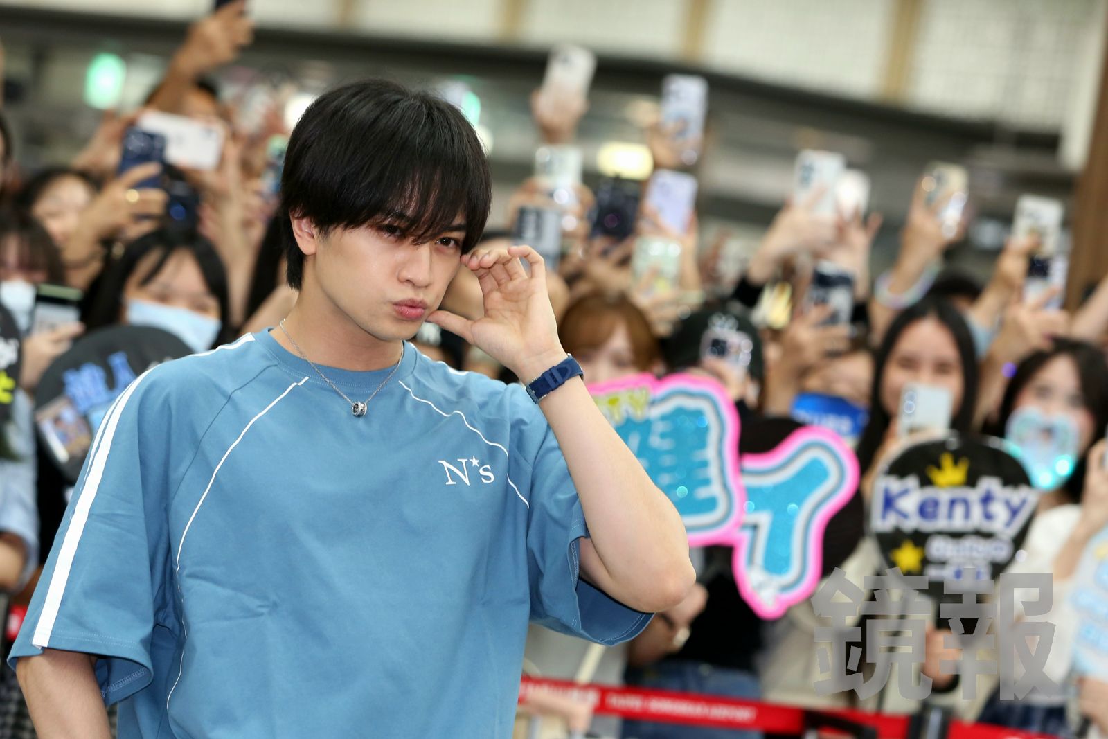 中島健人嘟嘴放電。攝影姜永年