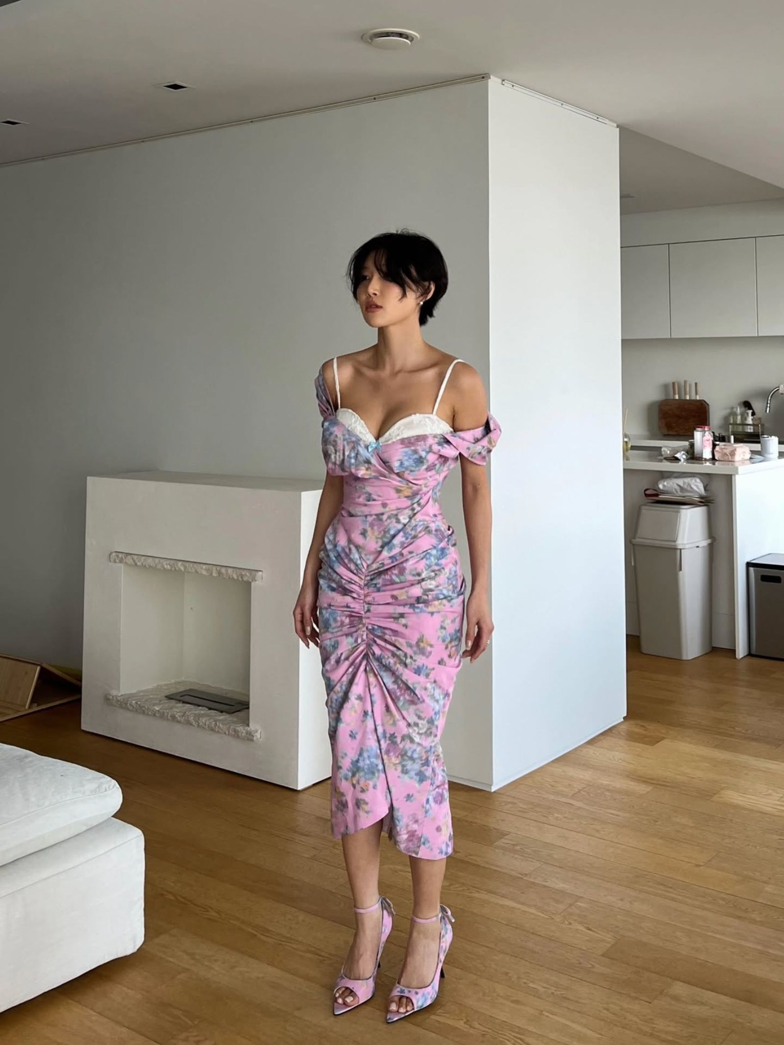 華莎的洋裝露出白色蕾絲內衣，十分性感。翻攝IG@_mariahwasa